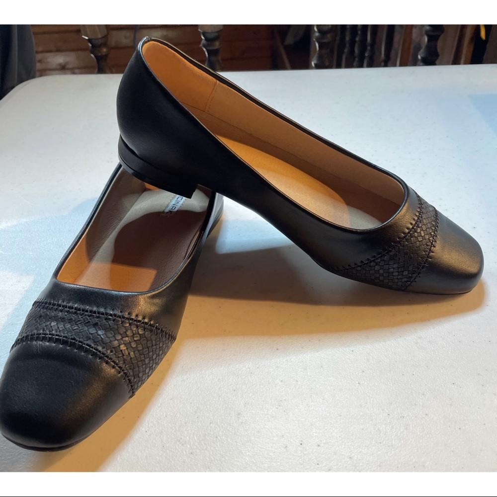 Cinak size 6 black flats. NWOT. Has box